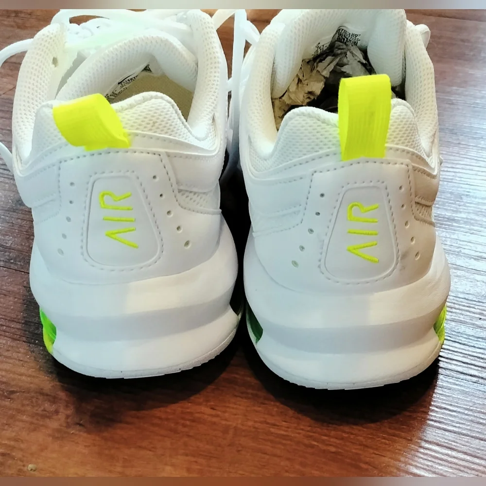NWT Nike Air Max AP in White/Volt (Size 9) - Picture 6 of 7